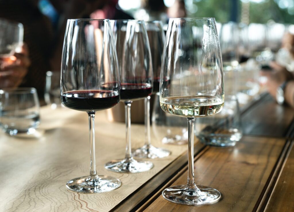 Alles wat je moet weten over wijnproeven: tips en trucs voor beginners en kenners